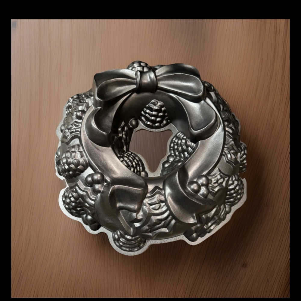 Nordic ware 9cup Christmas Holiday Wreath Bundt Cake Pan Heavy Cast Aluminum 12”